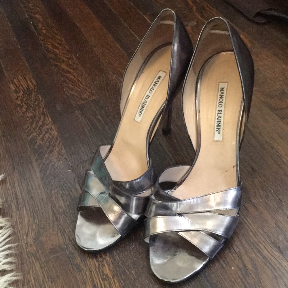 MANOLO BLAHNIK bronze/metallic heel.